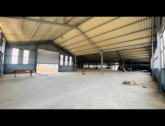 3,740M² WAREHOUSE TO LET IN CHAMDOR